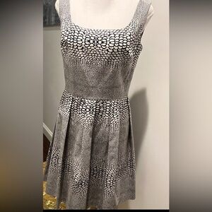 ISSA London jacquard women’s sleeveless pleated dress.geometric design. Size 8